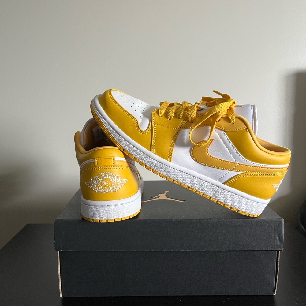 Jordan 1 low “pollen” size 8’5 - Picture 4 of 5